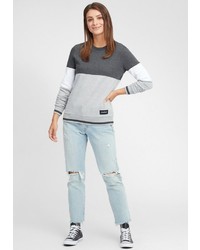 dunkelgrauer Pullover mit einem Rundhalsausschnitt von OXMO