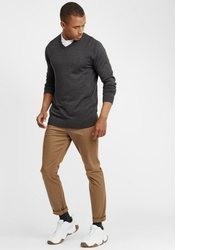 dunkelgrauer Pullover mit einem Rundhalsausschnitt von Solid