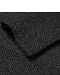 dunkelgrauer Pullover mit einem Rundhalsausschnitt