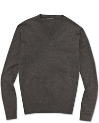 dunkelgrauer Pullover mit einem V-Ausschnitt
