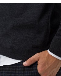 dunkelgrauer Pullover mit einem V-Ausschnitt von Brax