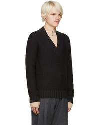 dunkelgrauer Pullover mit einem V-Ausschnitt von Maison Margiela