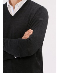 dunkelgrauer Pullover mit einem V-Ausschnitt von MAERZ Muenchen