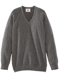 dunkelgrauer Pullover mit einem V-Ausschnitt