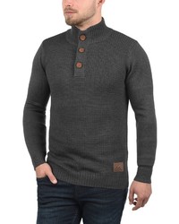 dunkelgrauer Pullover mit einem zugeknöpften Kragen von Solid