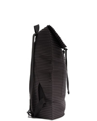 dunkelgrauer Rucksack von Homme Plissé Issey Miyake