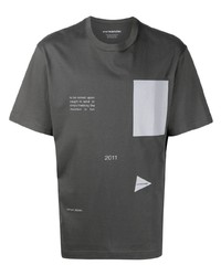 dunkelgraues bedrucktes T-Shirt mit einem Rundhalsausschnitt von And Wander
