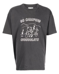 dunkelgraues bedrucktes T-Shirt mit einem Rundhalsausschnitt von Chocoolate