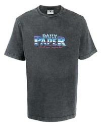 dunkelgraues bedrucktes T-Shirt mit einem Rundhalsausschnitt von Daily Paper