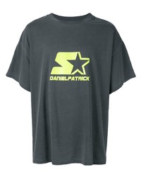 dunkelgraues bedrucktes T-Shirt mit einem Rundhalsausschnitt von Daniel Patrick