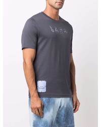 dunkelgraues bedrucktes T-Shirt mit einem Rundhalsausschnitt von McQ