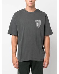 dunkelgraues bedrucktes T-Shirt mit einem Rundhalsausschnitt von SAMSOE SAMSOE