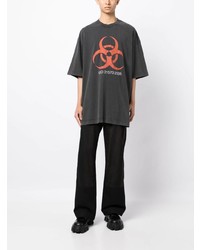 dunkelgraues bedrucktes T-Shirt mit einem Rundhalsausschnitt von Vetements