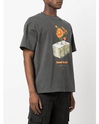 dunkelgraues bedrucktes T-Shirt mit einem Rundhalsausschnitt von HONOR THE GIFT