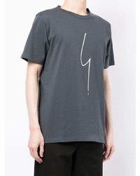 dunkelgraues bedrucktes T-Shirt mit einem Rundhalsausschnitt von agnès b.