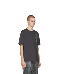 dunkelgraues bedrucktes T-Shirt mit einem Rundhalsausschnitt von C2h4