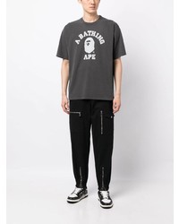 dunkelgraues bedrucktes T-Shirt mit einem Rundhalsausschnitt von A Bathing Ape