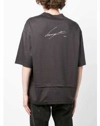 dunkelgraues bedrucktes T-Shirt mit einem Rundhalsausschnitt von SONGZIO