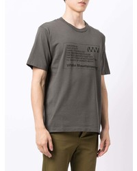 dunkelgraues bedrucktes T-Shirt mit einem Rundhalsausschnitt von White Mountaineering