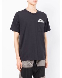 dunkelgraues bedrucktes T-Shirt mit einem Rundhalsausschnitt von White Mountaineering