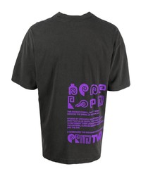 dunkelgraues bedrucktes T-Shirt mit einem Rundhalsausschnitt von Prmtvo