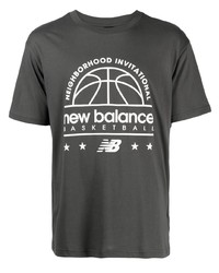 dunkelgraues bedrucktes T-Shirt mit einem Rundhalsausschnitt von New Balance