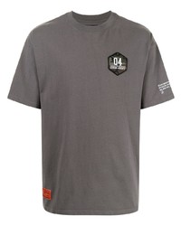 dunkelgraues besticktes T-Shirt mit einem Rundhalsausschnitt von Izzue