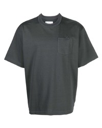 dunkelgraues besticktes T-Shirt mit einem Rundhalsausschnitt von Sacai
