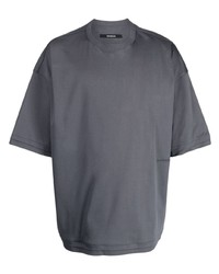 dunkelgraues besticktes T-Shirt mit einem Rundhalsausschnitt von SONGZIO