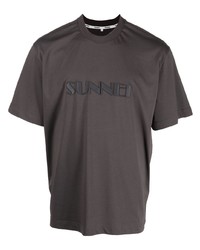 dunkelgraues besticktes T-Shirt mit einem Rundhalsausschnitt von Sunnei