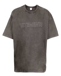 dunkelgraues besticktes T-Shirt mit einem Rundhalsausschnitt von Vetements