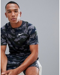 dunkelgraues Camouflage T-Shirt mit einem Rundhalsausschnitt von Nike Training