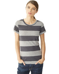 dunkelgraues horizontal gestreiftes T-Shirt mit einem Rundhalsausschnitt