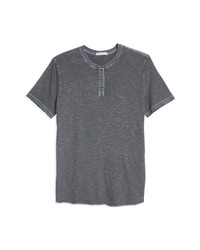dunkelgraues horizontal gestreiftes T-shirt mit einer Knopfleiste