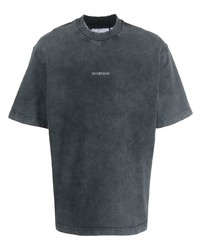 dunkelgraues Mit Batikmuster T-Shirt mit einem Rundhalsausschnitt von Han Kjobenhavn