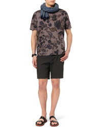 dunkelgraues T-Shirt mit einem Rundhalsausschnitt mit Blumenmuster von Gucci