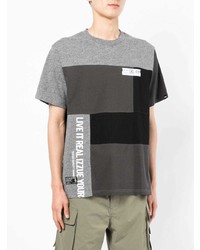 dunkelgraues T-Shirt mit einem Rundhalsausschnitt mit Flicken von Izzue