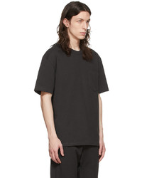 dunkelgraues T-Shirt mit einem Rundhalsausschnitt von Suicoke