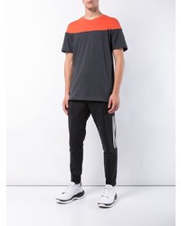 dunkelgraues T-Shirt mit einem Rundhalsausschnitt von adidas