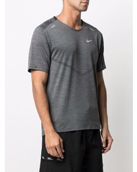 dunkelgraues T-Shirt mit einem Rundhalsausschnitt von Nike