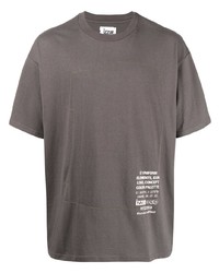 dunkelgraues T-Shirt mit einem Rundhalsausschnitt von Izzue