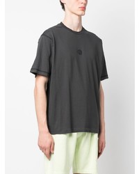 dunkelgraues T-Shirt mit einem Rundhalsausschnitt von Stone Island