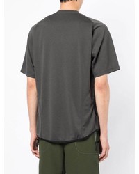 dunkelgraues T-Shirt mit einem Rundhalsausschnitt von And Wander
