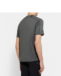 dunkelgraues T-Shirt mit einem Rundhalsausschnitt von Arc'teryx