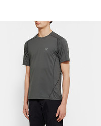 dunkelgraues T-Shirt mit einem Rundhalsausschnitt von Arc'teryx