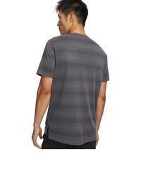 dunkelgraues T-Shirt mit einem Rundhalsausschnitt von Under Armour