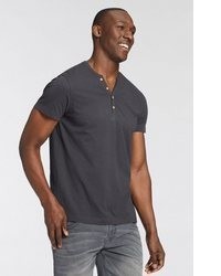 dunkelgraues T-Shirt mit einem V-Ausschnitt von BRUNO BANANI