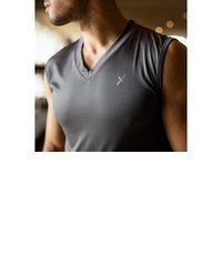 dunkelgraues T-Shirt mit einem V-Ausschnitt von CFLEX