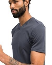 dunkelgraues T-Shirt mit einem V-Ausschnitt von maier sports