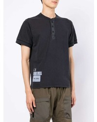 dunkelgraues T-shirt mit einer Knopfleiste von Izzue